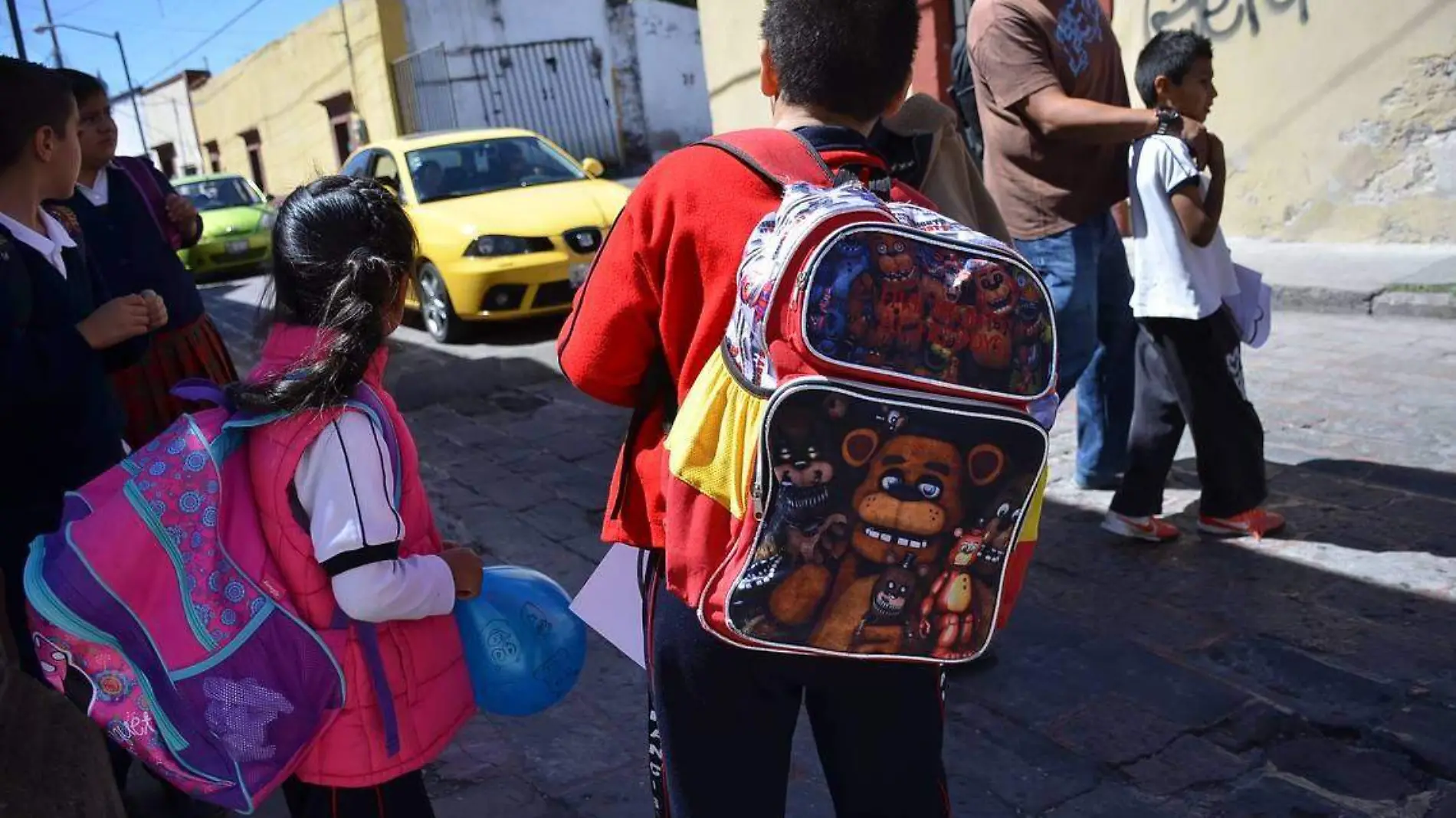 Buscan que los padres colaboren en la seguridad vial al exterior de las escuelas.  Foto Archivo  El Sol de San Juan del Río.